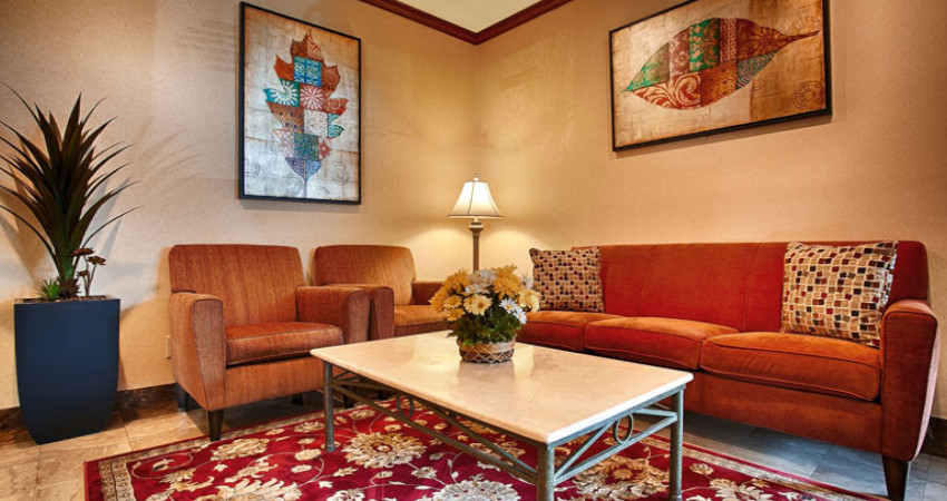 پایههای مبل بیرون از فرش باشد